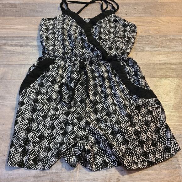 Xhilaration size small petite pocketed romper black and white print all over - Picture 1 of 8